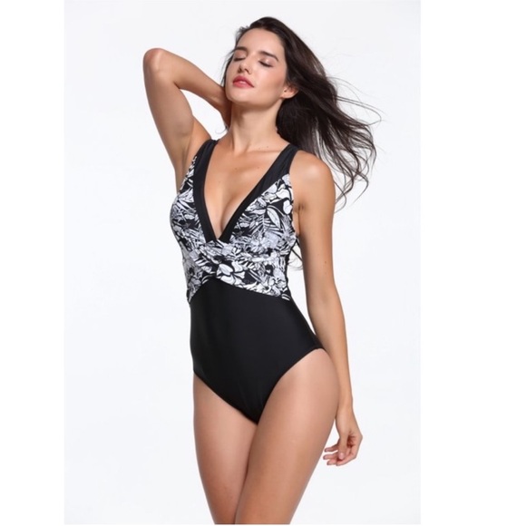 Black/white swimsuit size 18 NWT - Picture 2 of 6